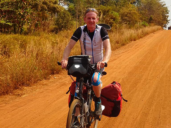 Laos fietsen op een zandweg